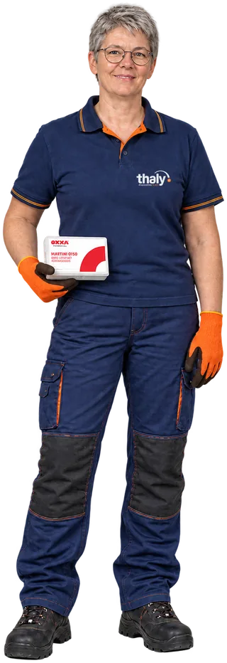Thaly-Mitarbeiter mit Verbandkasten